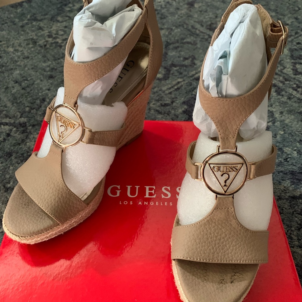 Guess creme wedges